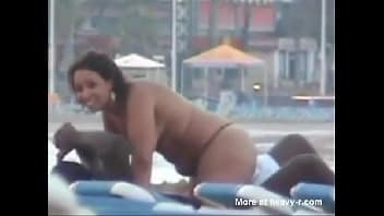 Sexo em publico com mulher tarada dando a buceta na praia Sexo em publico com mulher tarada dando a buceta na praia