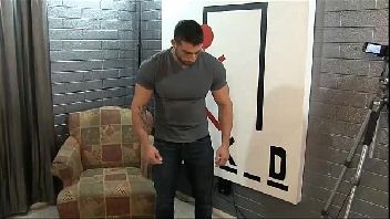 Boy novinho safado dando para o saradão em casa