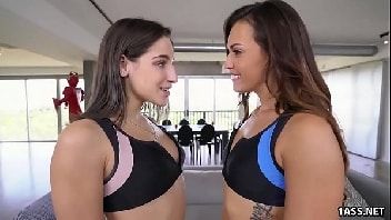 Lésbicas sexo gostoso com o pauzudo sacana que conseguiu convencer esse casal de mulheres a dar