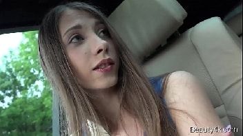 Sexo esplicito com essa deliciosa magrinha sedenta por piroca
