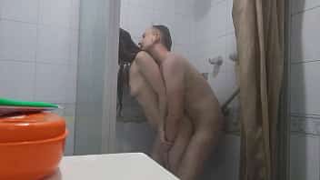 Bradileirinhas gostosa dando no banheiro do bar para o homem bonitão Bradileirinhas gostosa dando no banheiro do bar para o homem bonitão