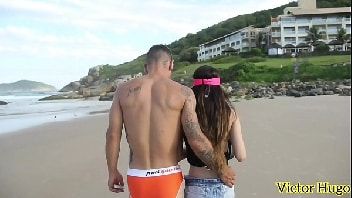 Gostosa mostrando a buceta na praia foi pro mato pra fuder