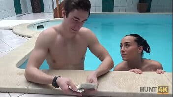 Sexo piscina com morena baixinha mamando e fudendo Sexo piscina com morena baixinha mamando e fudendo
