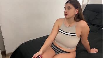 Porno nxnn peituda sendo empurrada com força na xoxota