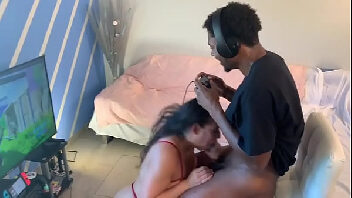 Morena trepando com seu namorado com ele jogando vídeo game Morena trepando com seu namorado com ele jogando vídeo game
