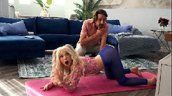 Loira anal safadinha de quatro dando seu cuzinho