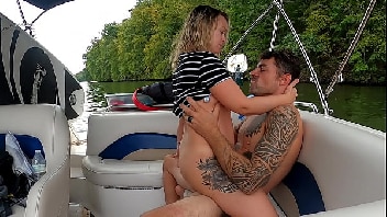 Porno caseiro passeando de lancha e dando a buceta