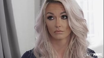 Loira gosando na boca do macho na chupadinha gostosa Loira gosando na boca do macho na chupadinha gostosa
