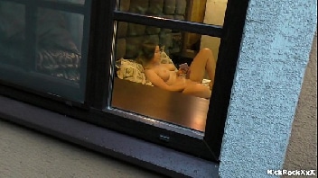 Espiando vizinha se masturbando depois indo na casa do cara