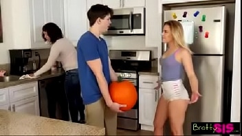 Incesto videos comendo a irmãnzinha gostosa e safada Incesto videos comendo a irmãnzinha gostosa e safada