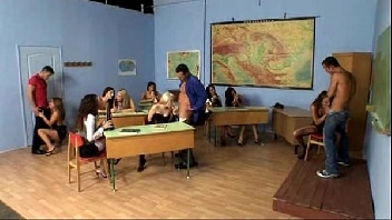 Mulher morena dando aula e fodendo com os tarados