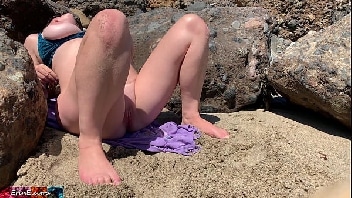 Mulher nua na praia provocando muito