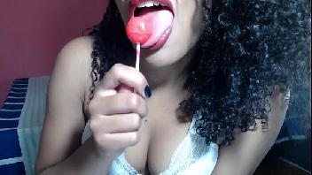 Xvideos novinha gozando e enfiando pirulito na xota